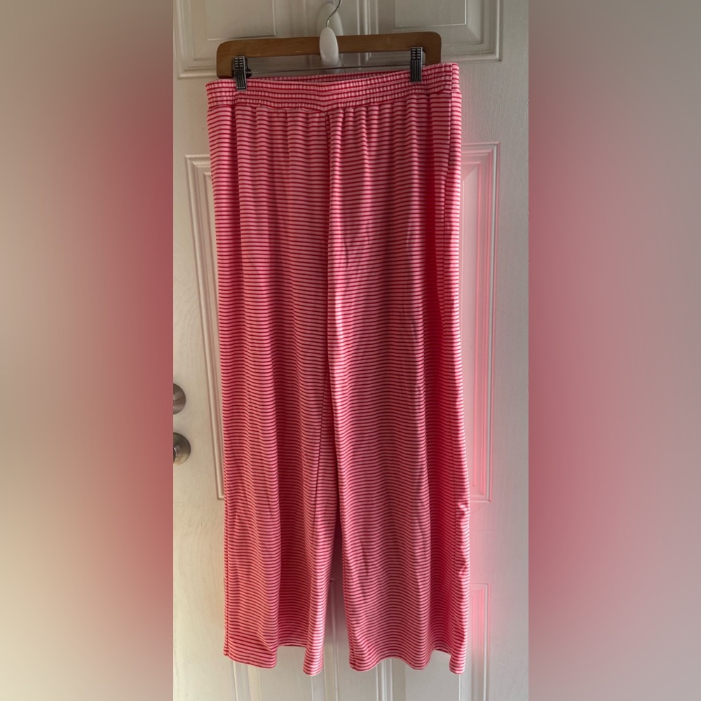 Things Between
Large bottoms 
Worn once
Excellent condition